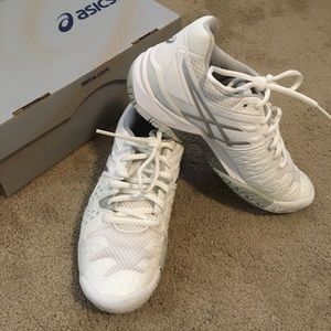 ASICS gel resolution 6 tennis shoe